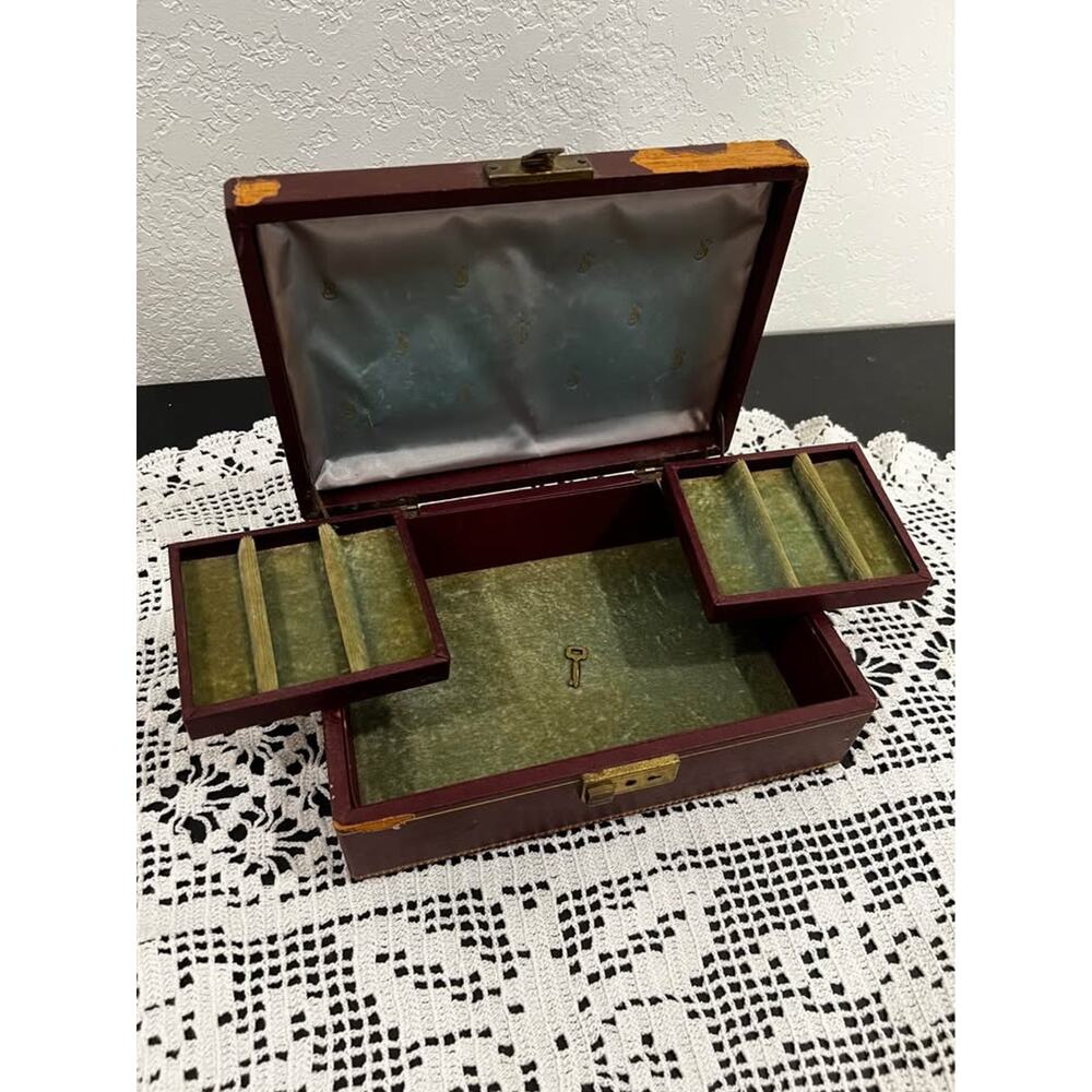 💍✨ Vintage Wooden Jewelry Box with Key ✨💍